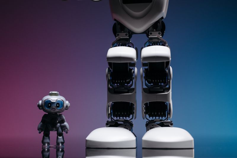 Small toy robot